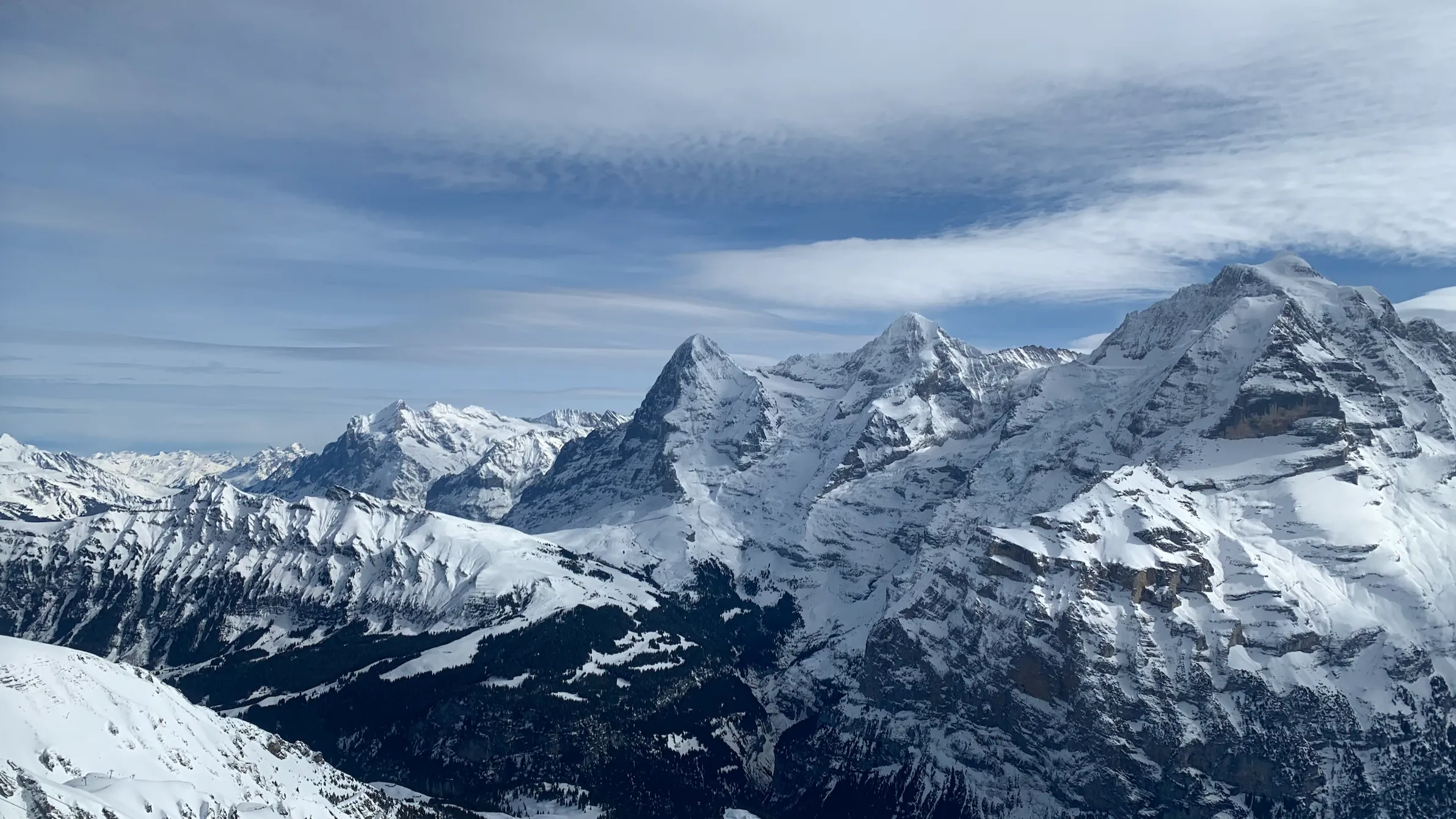 Aussicht auf die Eiger, Mönch und Jungfrau auf der gegenüberliegenden Talseite